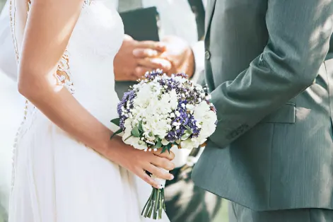 藍光美白可亮白牙齒，拍攝結婚相更有自信。