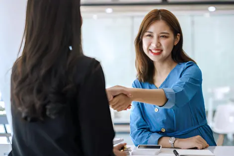 職場面試整潔留下好印象，藍光美白在面試前執正牙齒。